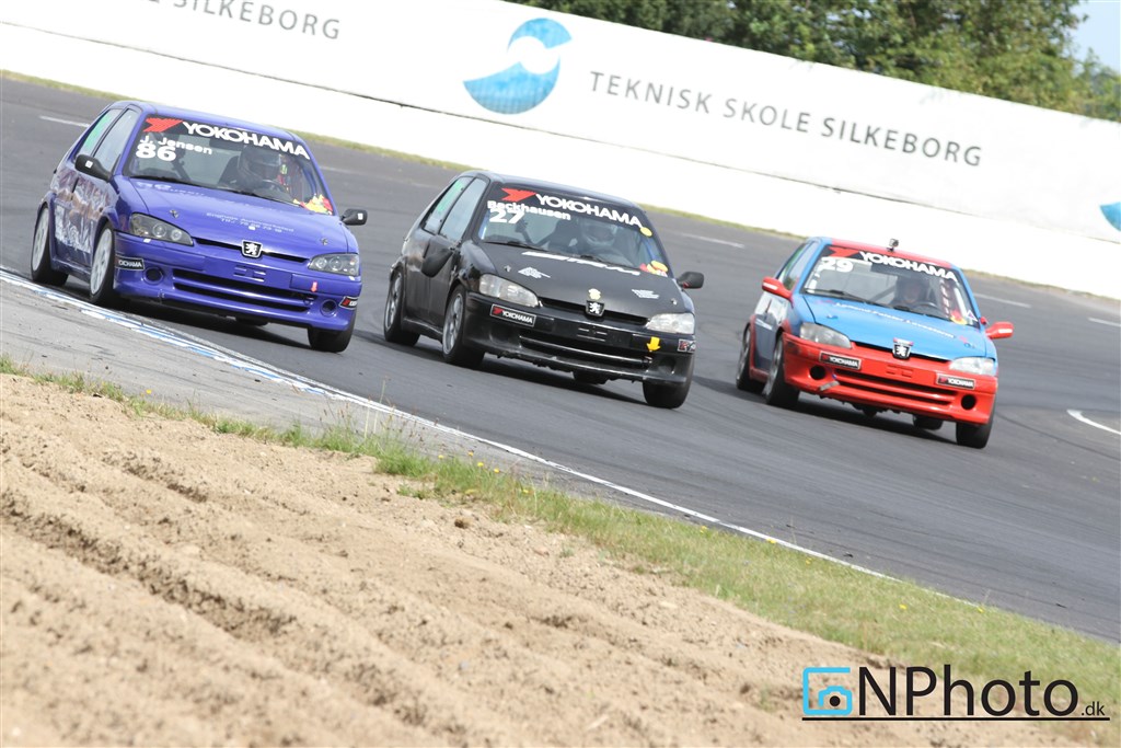 Kamp mellem Peugeot 106’erene, med 3 mand side om side gennem sving 1 og 2. Jens Jensen (86), Mark Backhausen (27) og Jimmy Bob Søgaard Jensen (29)
(Foto: CNPhoto.dk)